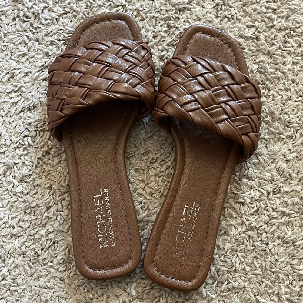 LIKE NEW Women’s Sandals size 8! Almost perfect condition.